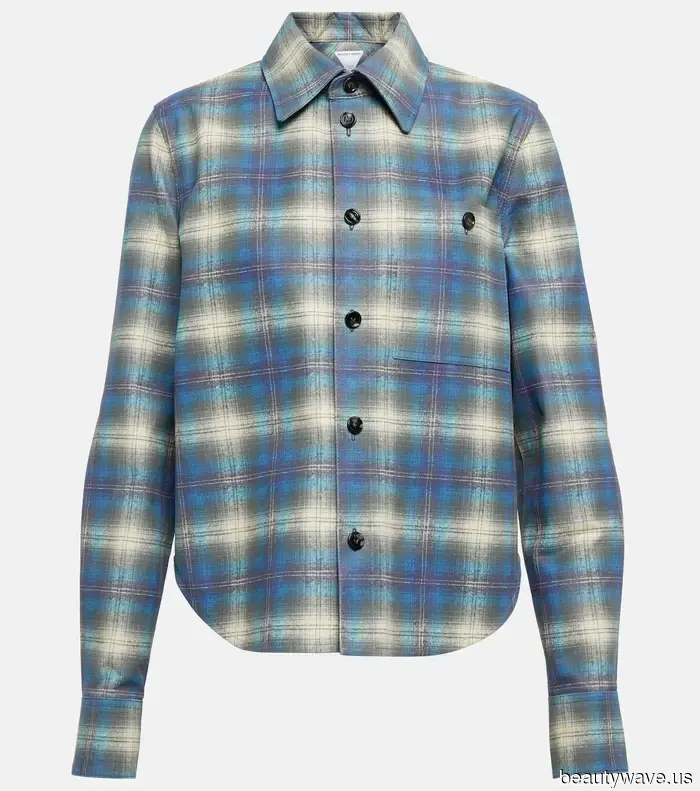 Thanks to the Olsen Twins and fashionable European influencers, everyone is now rushing to purchase this 30-year-old shirt trend for the winter season.