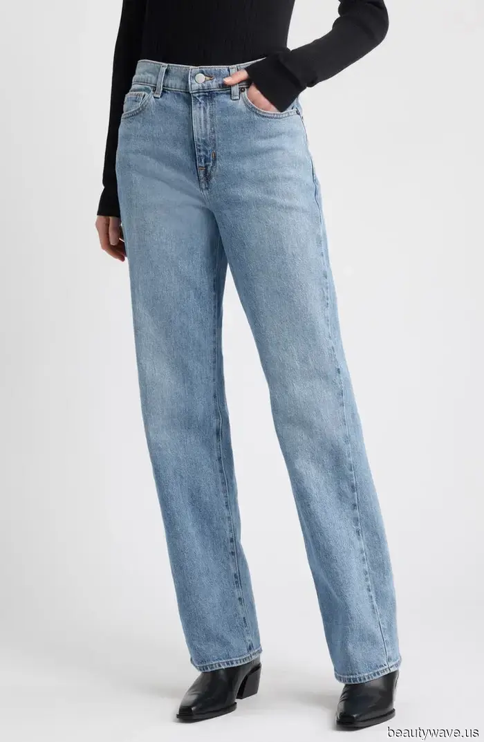 Alexa Chung and Tom Sturridge sported coordinating flats along with the anti-trend jeans that I truly suggest wearing while flying.