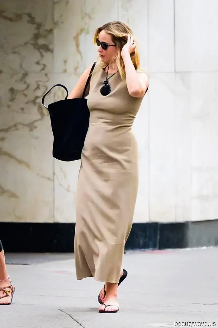 Visto en West Village: La tendencia del vestido no blanco que la gente de moda está usando sin parar con chanclas