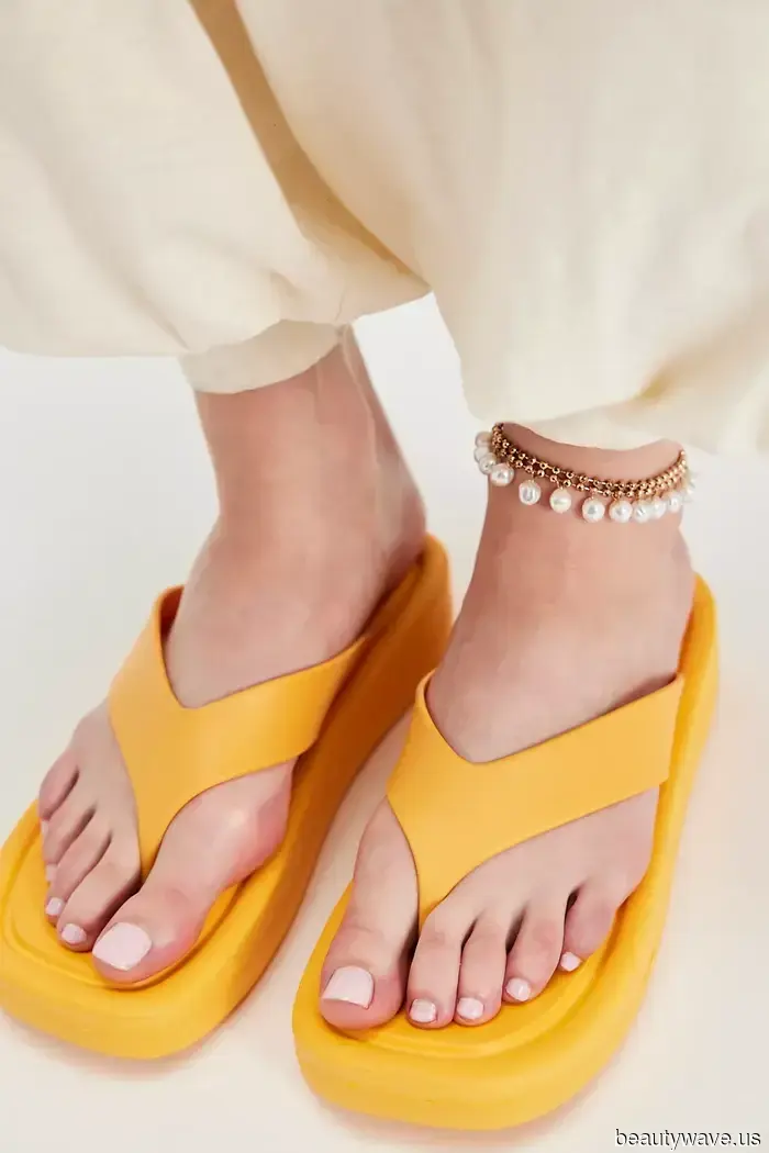 I’m declaring it: These 5 shoe trends will shape the way we wear jeans this spring.