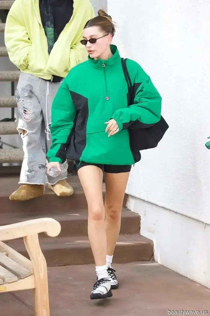 Giuro che vestirsi come Hailey Bieber durante il Pilates rende la mia forma infinitamente migliore.