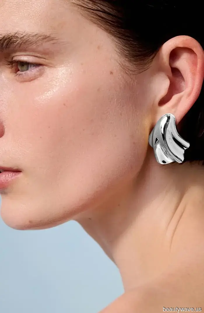 Subtle Luxury to the Left: This Summer Aesthetic Is Being Worn by Every Stylish Individual Instead.