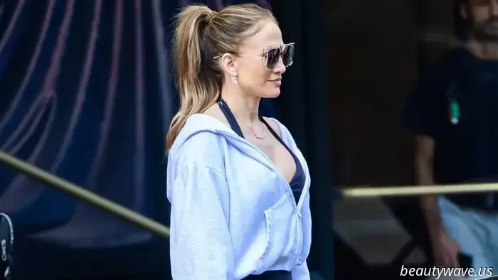 Se intendi indossare i leggings nell'autunno 2025, scegli questa tonalità e abbinali a sneakers bianche.