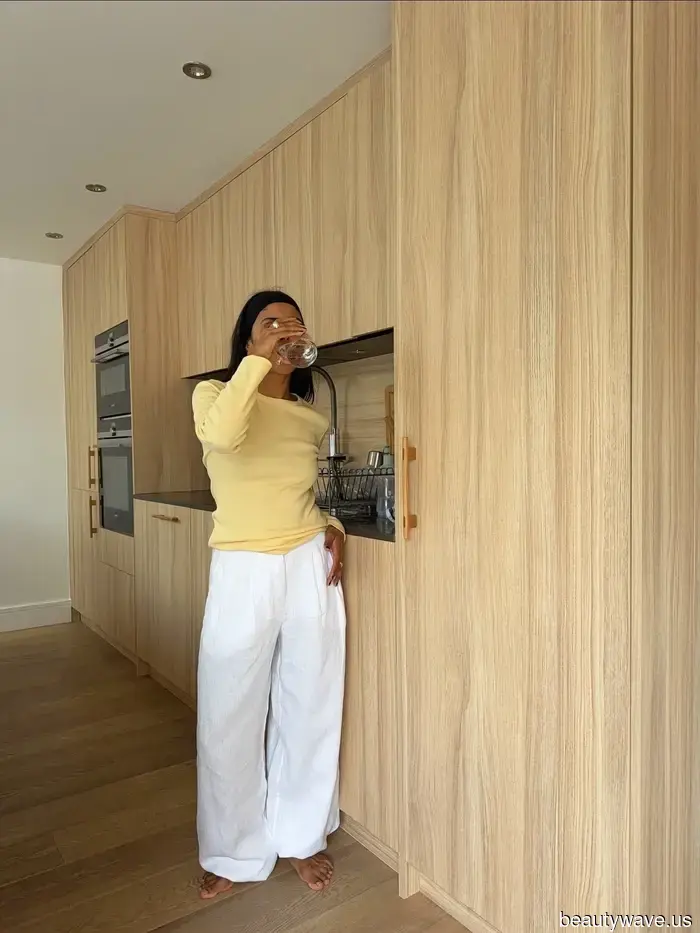 Se vuoi apparire più elegante questa primavera e estate, compra un paio di pantaloni e un paio di jeans di questo colore.