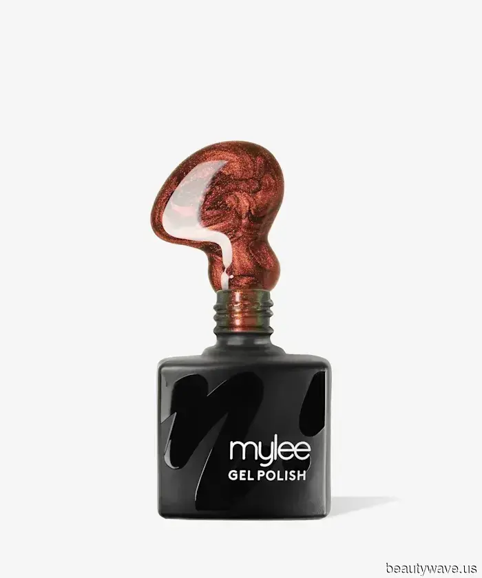 Темные маникюры всегда выглядят стильно&mdash;9 дизайнов ногтей, которые я буду копировать в этом сезоне