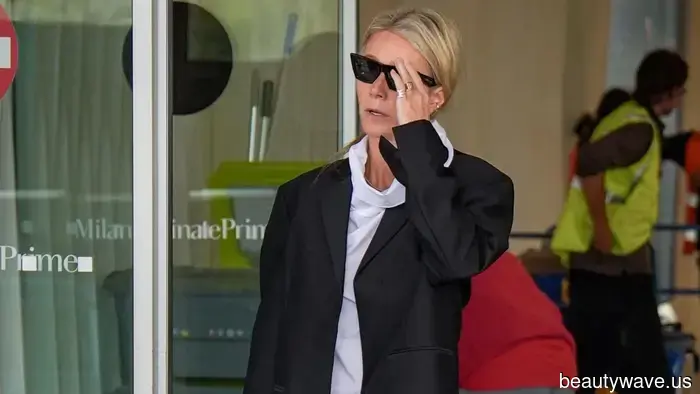 Nicht Leggings und Turnschuhe&mdash;Das ist die schicke Kombination aus Hose und Ballerinas, die Gwyneth zum Flughafen trägt.