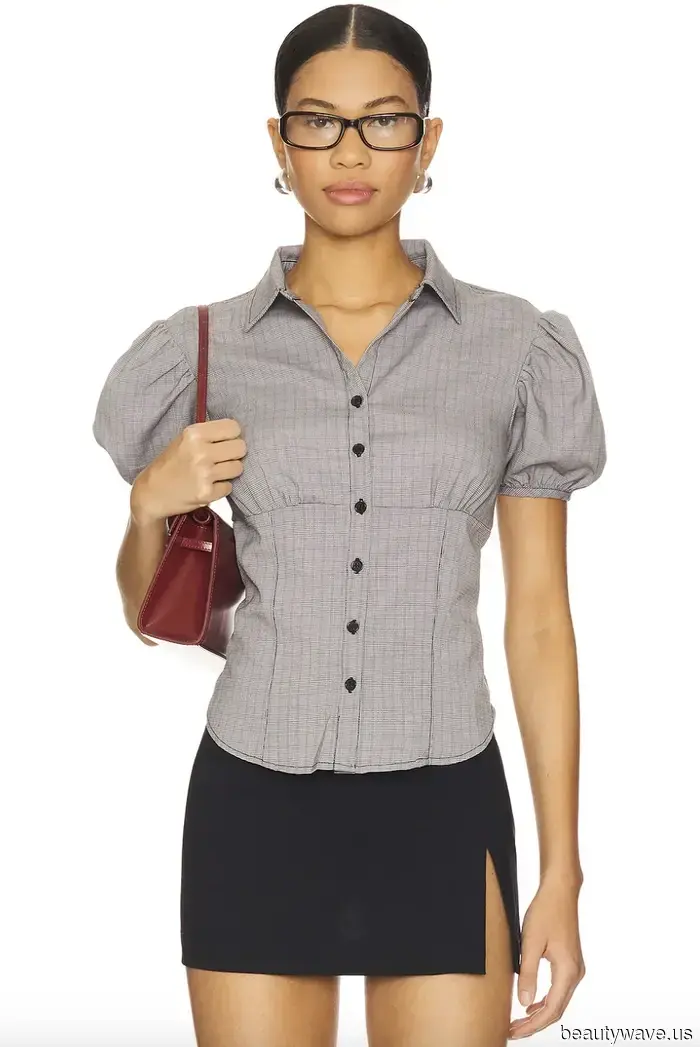 Il modo francese di abbinare i pantaloni capri neri questo autunno