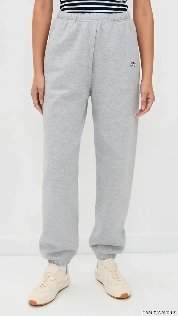 PSA para todos los que compraron esas sandalias virales de The Row y Ugg este año: Esto es lo que debes usar con ellas.