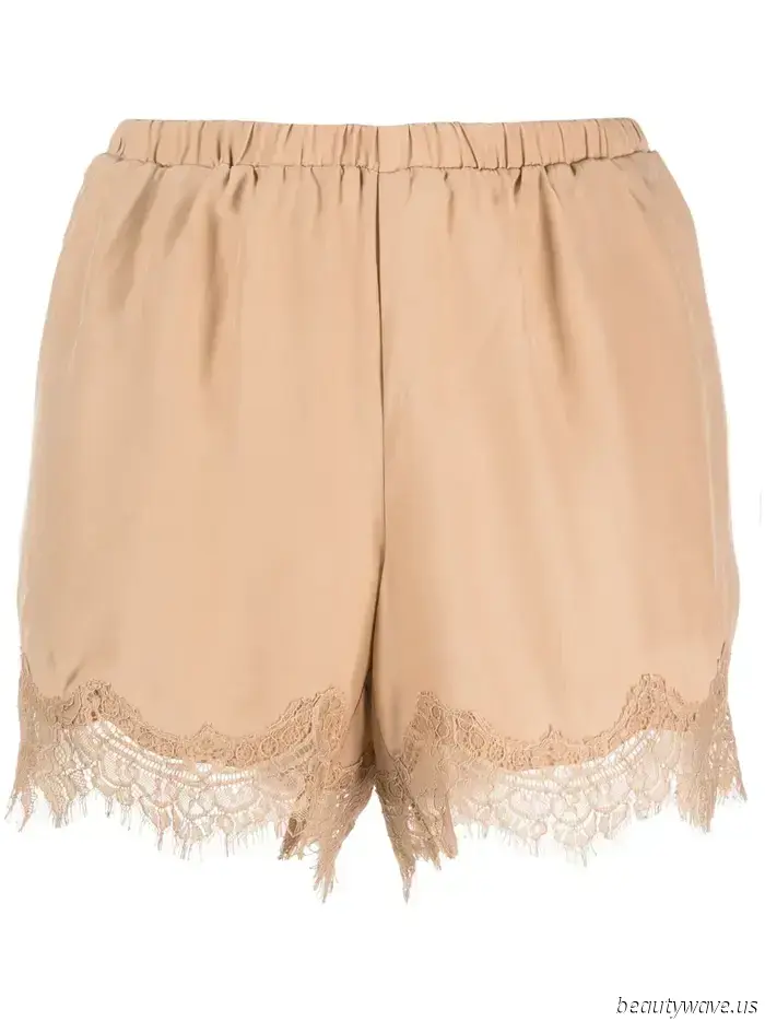 This fashionable French woman combined the summer's debated shoe and shorts trends, resulting in an incredibly chic outfit.