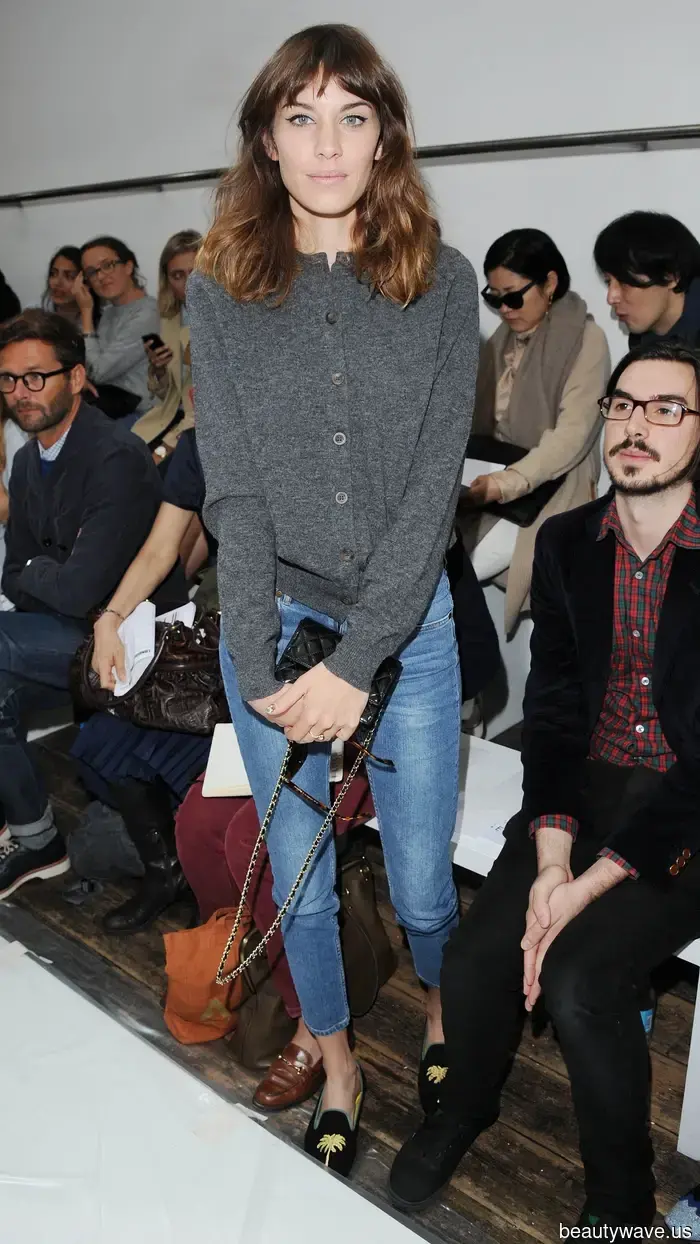 Indeed, blue skinny jeans have made a comeback—here are 7 outfits that keep them feeling fresh in 2025.