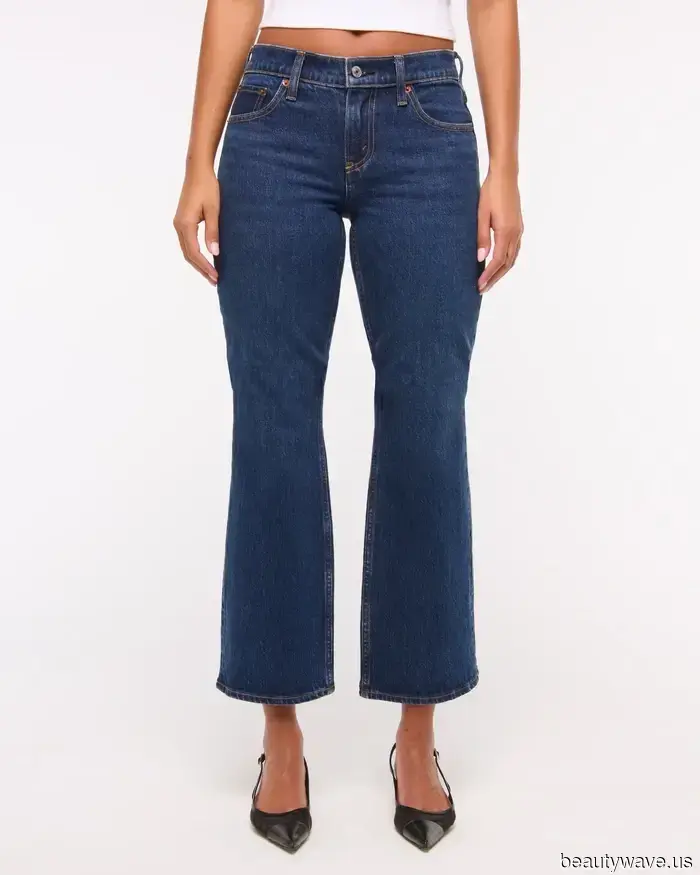 Identifying an It Girl in 2026: This Trendy Cropped Jeans Look and This French-Inspired Shoe Style