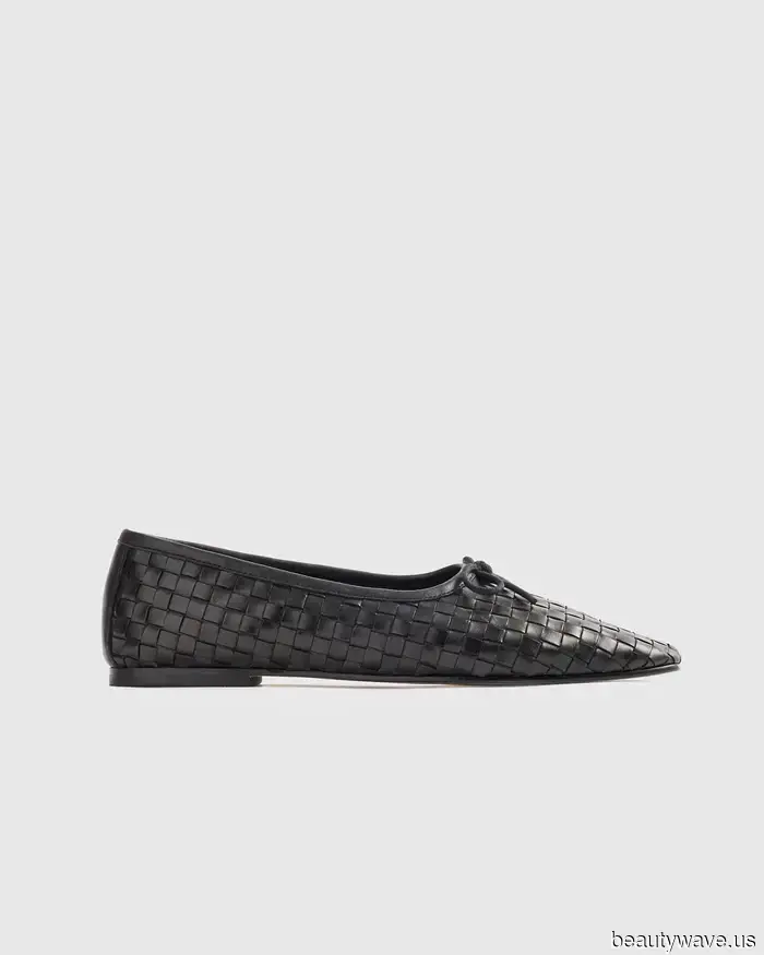 Slim Bootcut-Jeans sind so zurück&mdash;das ist der flache Schuhtrend, mit dem sie am besten aussehen.