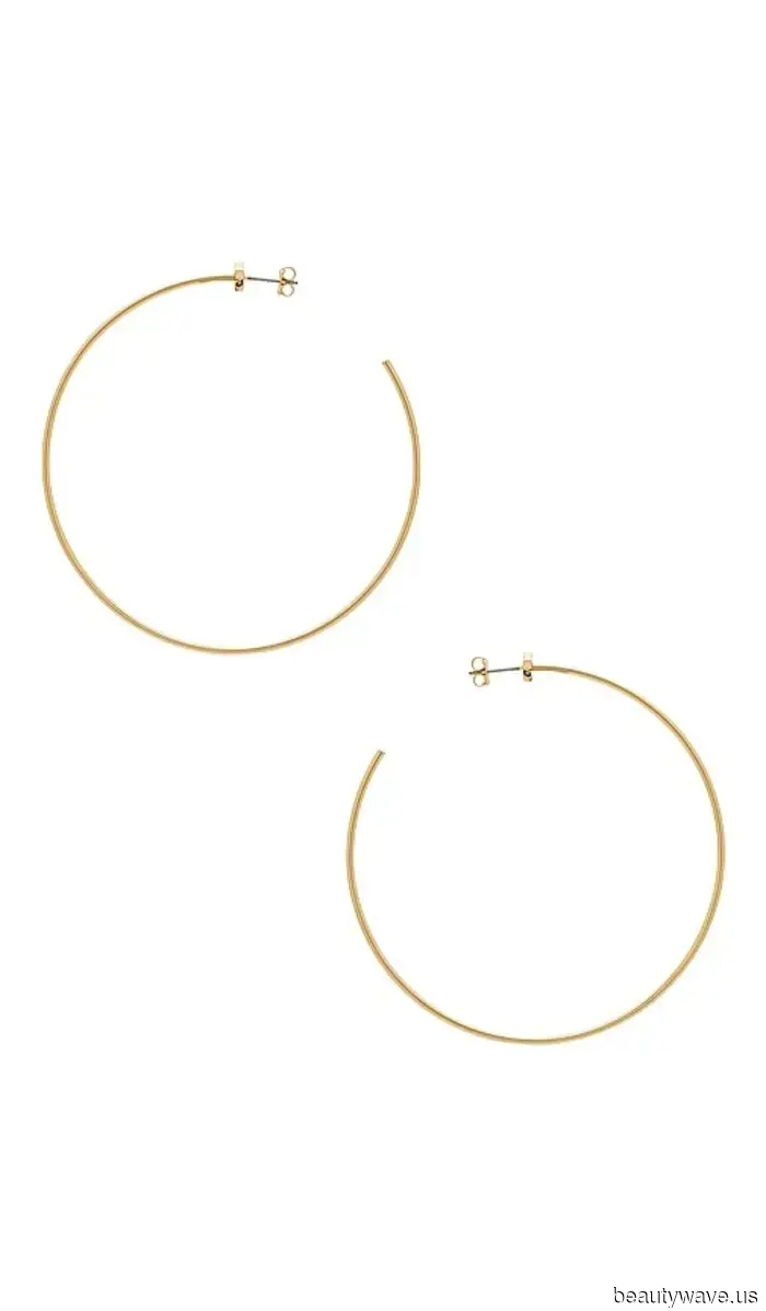 Джессика Альба только что надела когда-то устаревший тренд кроссовок, который на самом деле идеально сочетается с мешковатыми штанами.