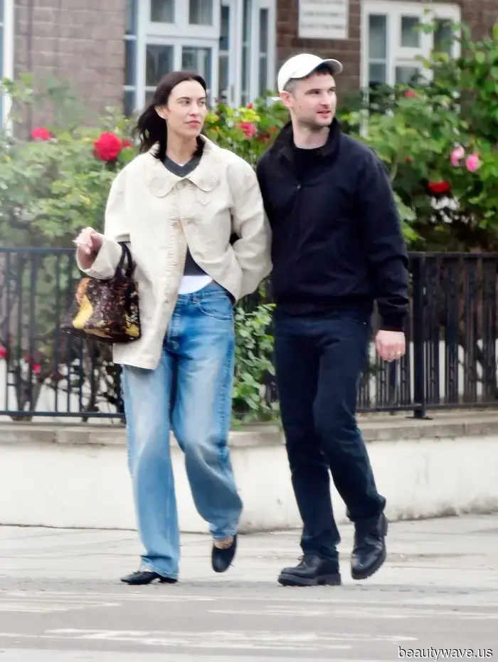 Alexa acaba de combinar sus jeans con la tendencia de zapatos más codificada por chicas francesas.