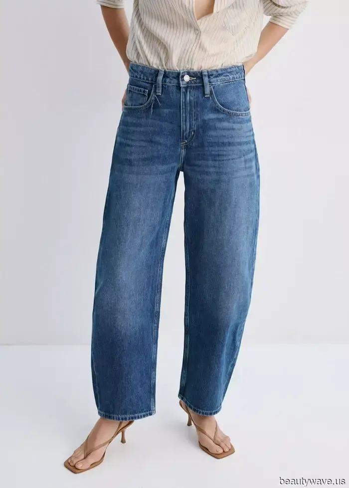 La forma de llevar jeans de pierna de barril en 2026 no incluye zapatillas, mocasines ni chanclas.