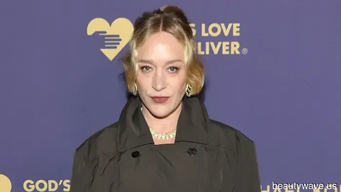 In 2025, the sole "correct" way to wear a trench coat is as follows.