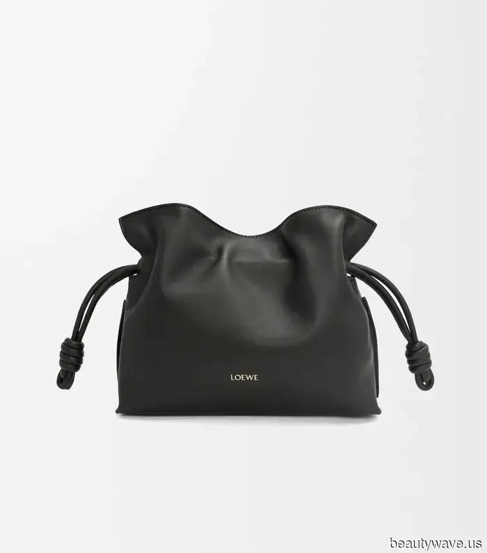 This is the chic bag style that will elevate the appearance of all your outfits, giving them a luxurious look.