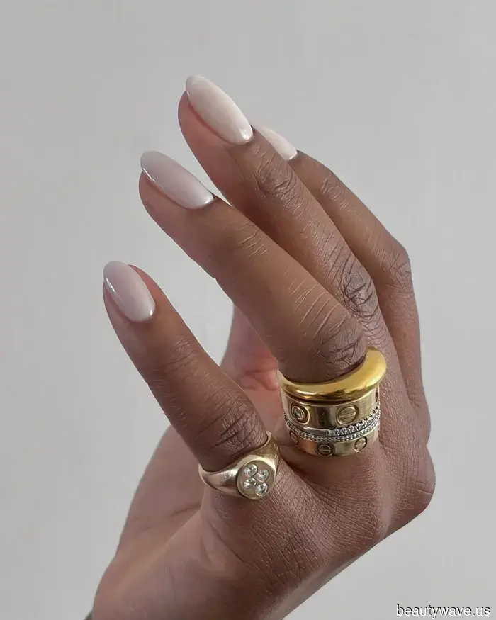 Nicht Chrome, Nicht Milky&mdash;"Marshmallow Nails" ist der elegante Maniküre-Trend, den man sich diesen Winter wünschen sollte.