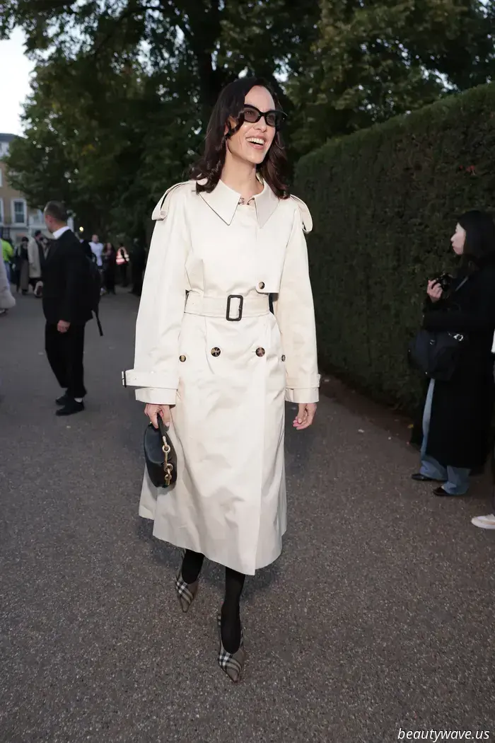 Certo, i trench beige sono senza tempo — ma, a dire il vero, trovo che questa tonalità neutra alternativa sia molto più chic.