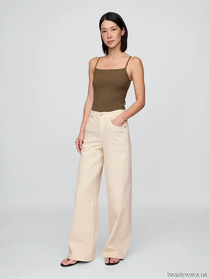 Questo è il modo di New York di indossare i jeans anti-tendenza del colore con cui le donne francesi sono ossessionate.