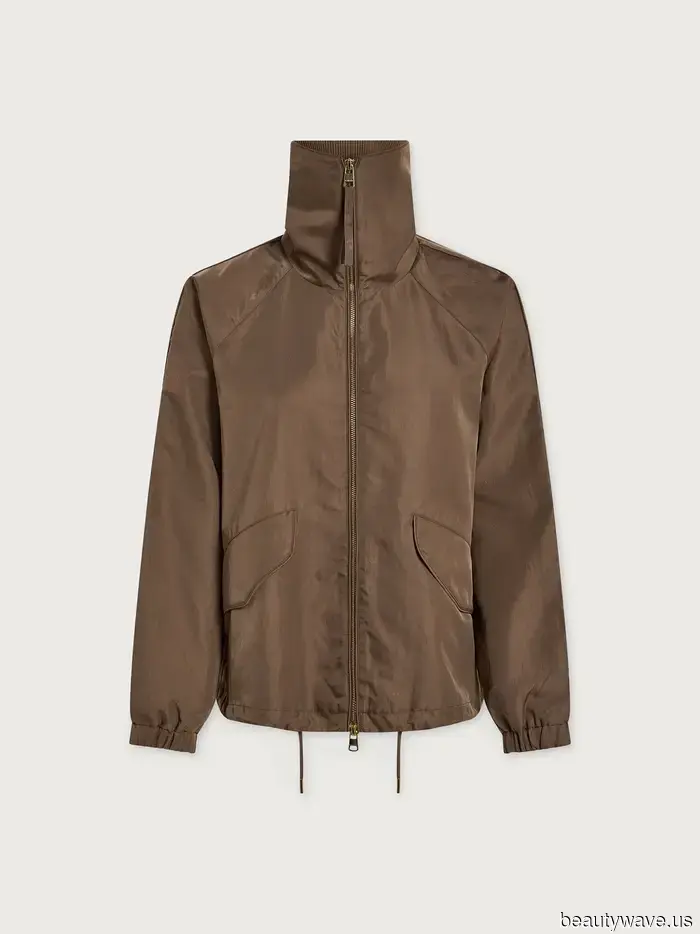 Le persone a Parigi e a New York stanno sostituendo le loro giacche moto con questa alternativa del 2025.