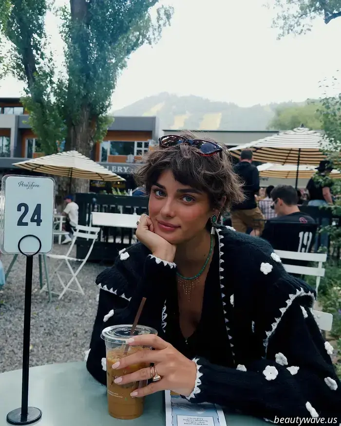 El corte bob peinado con flequillo barrido es la tendencia de peinado de verano que las chicas de moda llevan para lucir más elegantes