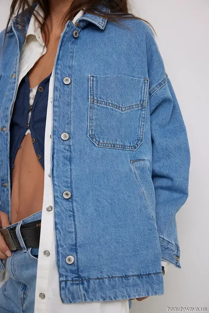 Джессика Альба только что надела когда-то устаревший тренд кроссовок, который на самом деле идеально сочетается с мешковатыми штанами.