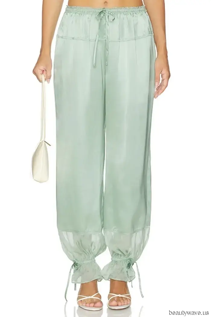 Stylish Moms Are Aware That the Trendiest Early-Morning Ensembles Feature This Pant Style.