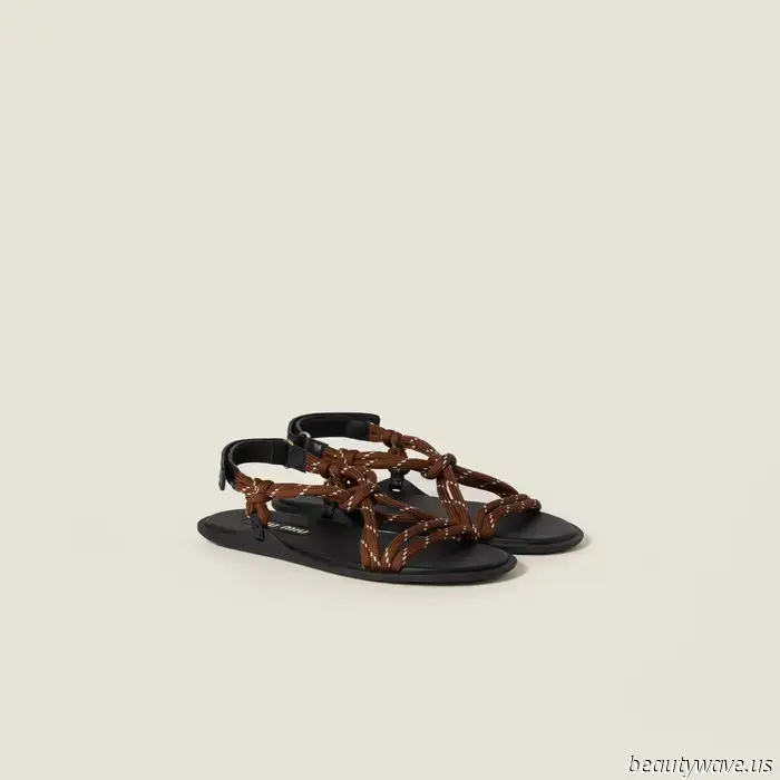 Alexa Chung acaba de descubrir una nueva tendencia en sandalias que hace que las faldas negras "aburridas" se vean muy frescas