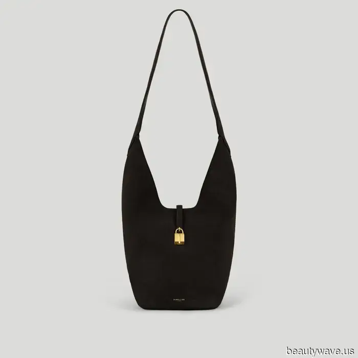 Plötzlich tragen stylische Menschen überall die Sommer-It-Bag, die mit Designer-Käufen konkurriert.