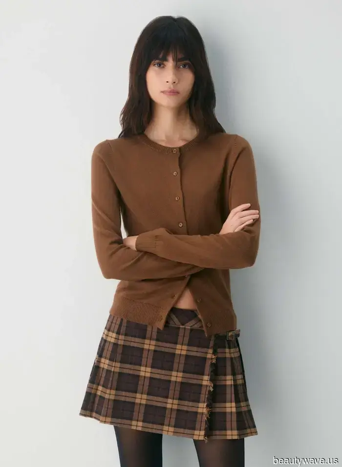 Here are all the Winter 2025 trends that Taylor and Gigi showcased in their stylish black coats in New York City.