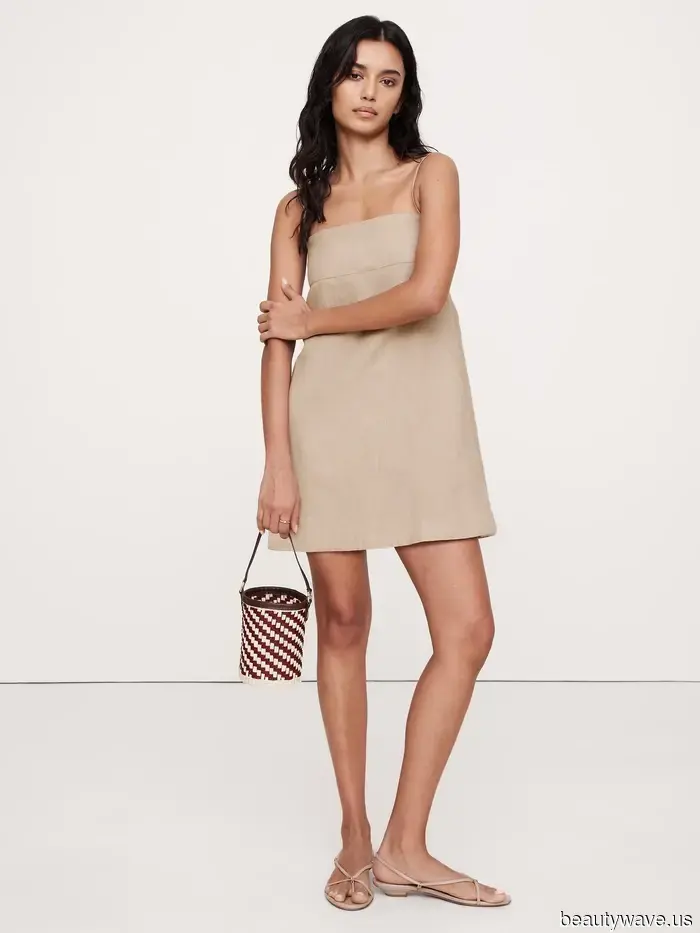 Visto en West Village: La tendencia del vestido no blanco que la gente de moda está usando sin parar con chanclas