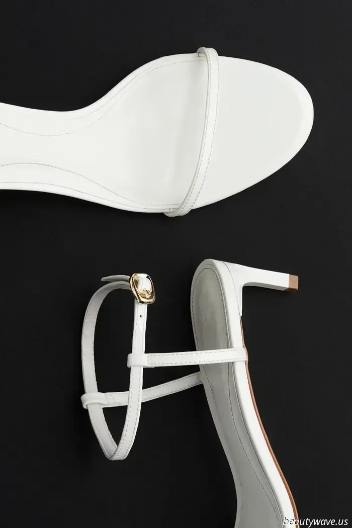 These sandals used to appear "cheap," but they have now evolved into something elegant.