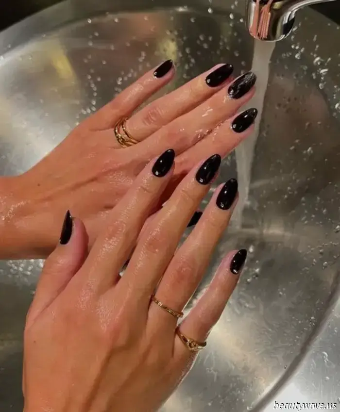 No es burdeos — este inesperado color de uñas de OPI está en las manos más elegantes de cara al invierno.