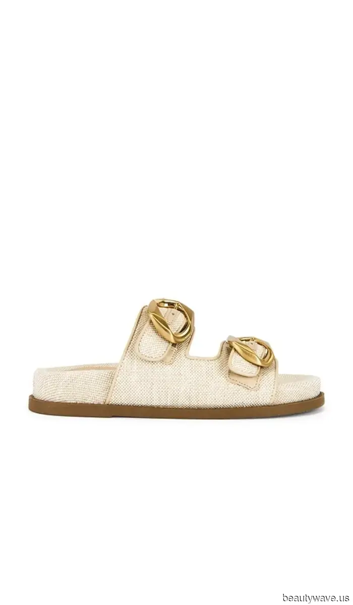 PSA: Le persone di moda a NYC e in Italia stanno indossando questa tendenza "datata" delle scarpe basse con gonne e vestiti in denim.