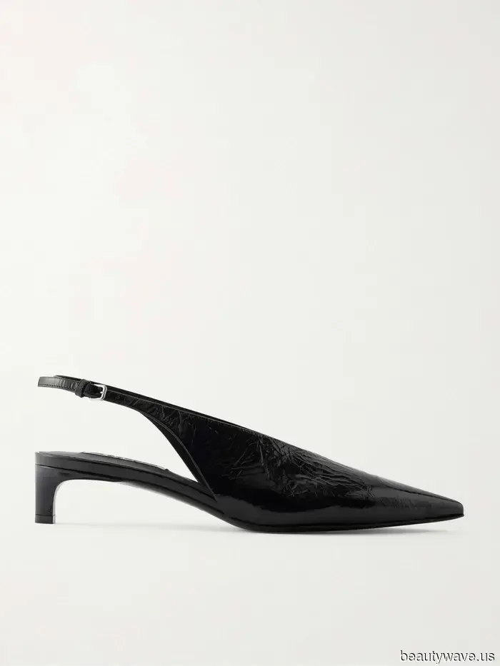 En lugar de zapatillas, los vestidores más elegantes combinan jeans cortos con este zapato más elegante.