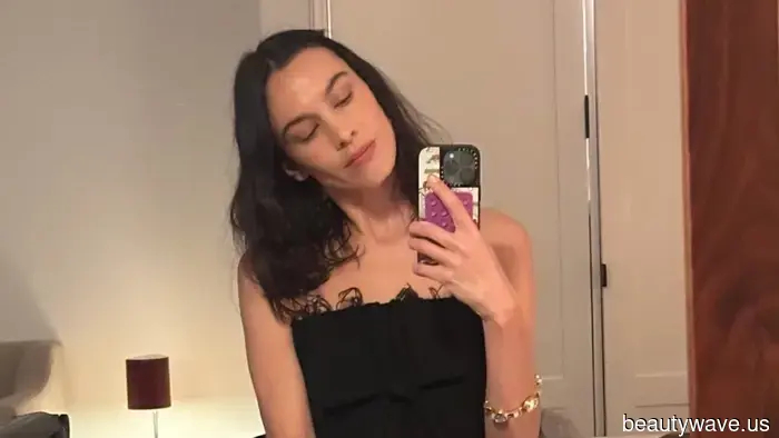 Alexa Chung oficialmente dio inicio a la temporada de fiestas con la fórmula exacta de atuendo LBD que estamos viendo en todas partes.