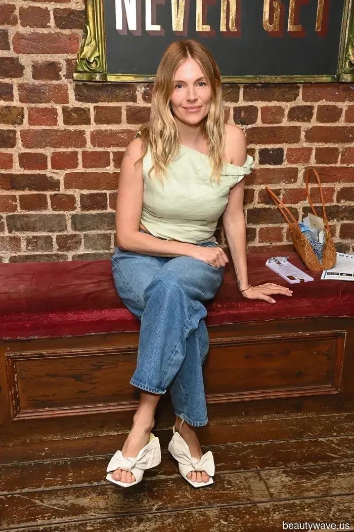Nicht Wedges, nicht Flip-Flops&mdash;Sienna trug einfach Jeans mit einem Schuhtrend, den ich wirklich nie erwartet hätte, sie darin zu sehen.