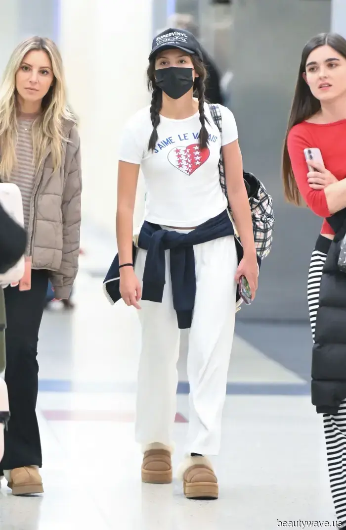 Olivia Rodrigo sported platform Uggs paired with a pant trend that I truly suggest wearing while flying.