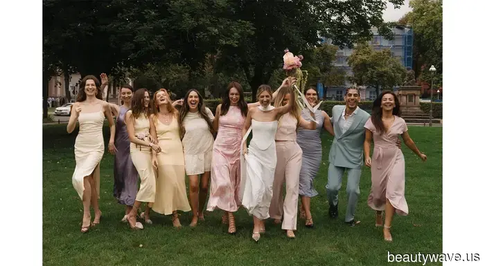 Questa bellissima sposa indossava un abito su misura per il suo intimo matrimonio a Berlino.