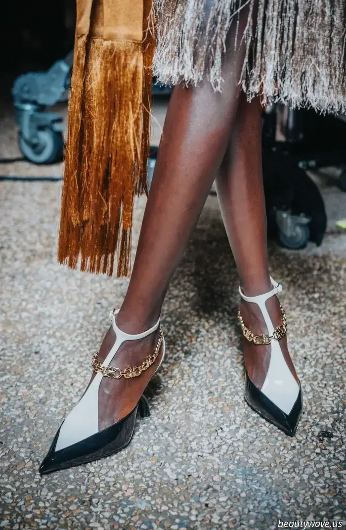 Von Kleidern mit tiefem Taillenansatz bis zu Anzügen im Speakeasy‑Stil bringt Ferragamo die Rebellion der Jazz-Ära ins Jahr 2026.
