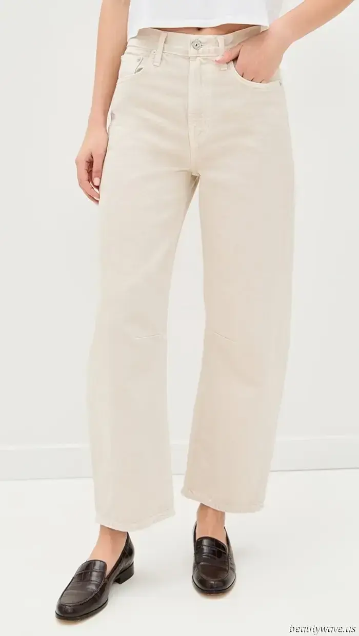 Questa è la tendenza delle scarpe basse eleganti che le donne raffinate indossano improvvisamente con i jeans bianchi