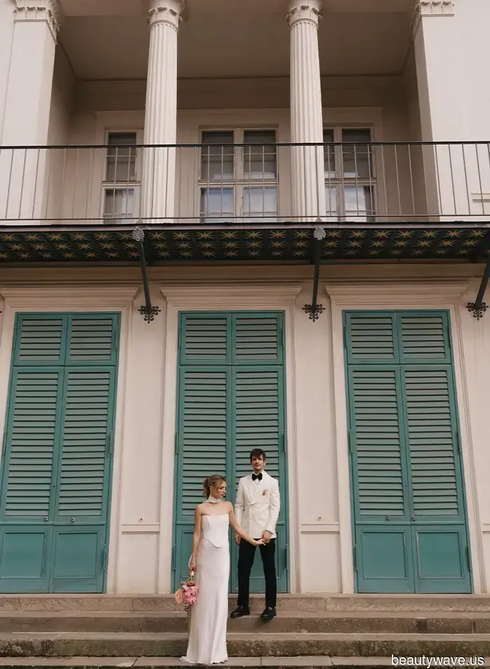 Questa bellissima sposa indossava un abito su misura per il suo intimo matrimonio a Berlino.