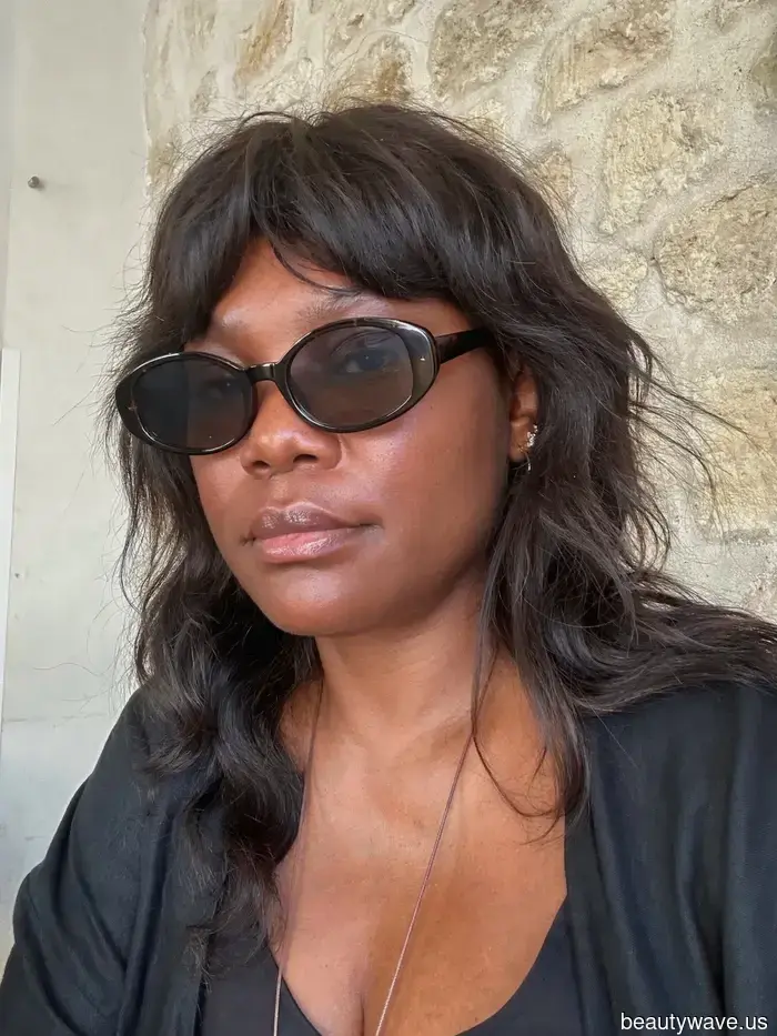 Ho chiesto a 3 donne francesi quali prodotti di bellezza mettono nelle loro borse da spiaggia&mdash;23 essenziali chic