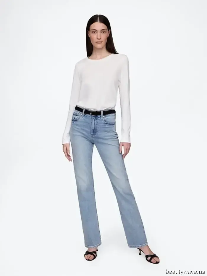 Dua Lipa und Miley Cyrus tauschten ihre dunkelblauen Jeans gegen diesen '90er-Jahre-Retro-Look.