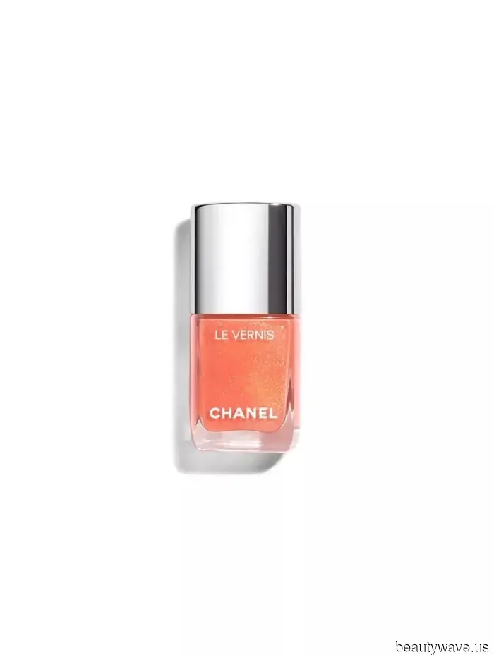 Certo, le unghie moody sono chic, ma questa manicure eterea porta l'eleganza a un livello superiore.