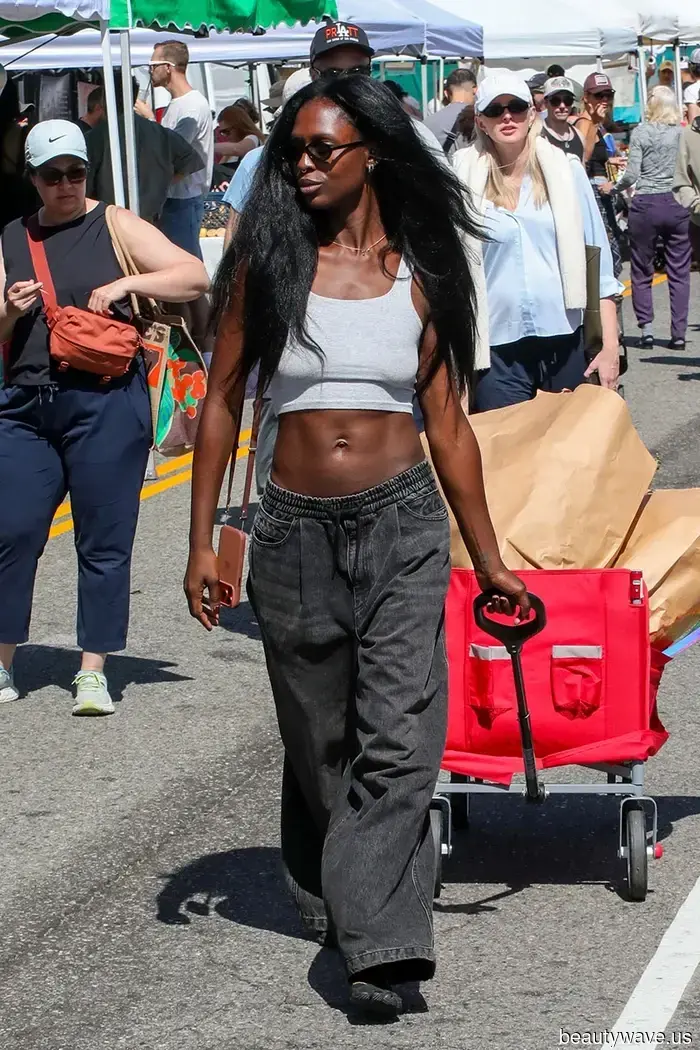 Confirmed: This Is the Exact Subtle Jeans Trend to Pair with Flats This Summer