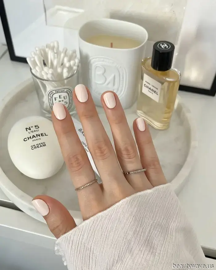 Nicht Chrome, Nicht Milky&mdash;"Marshmallow Nails" ist der elegante Maniküre-Trend, den man sich diesen Winter wünschen sollte.