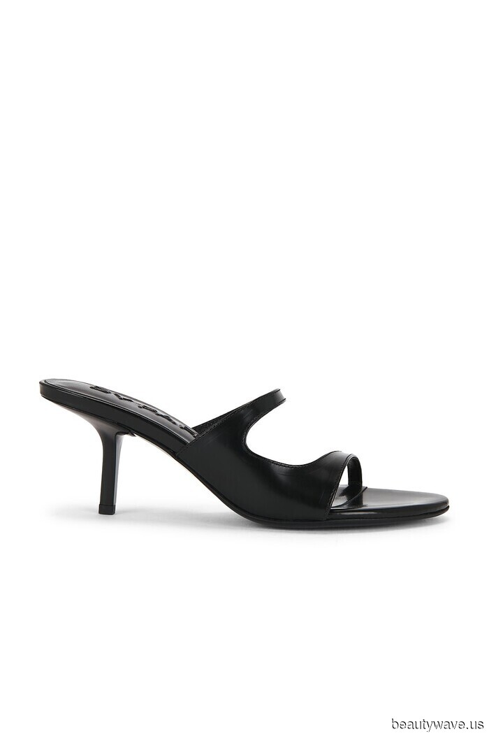 This is the denim color trend that everyone is pairing with high heels (and no, it’s not black).