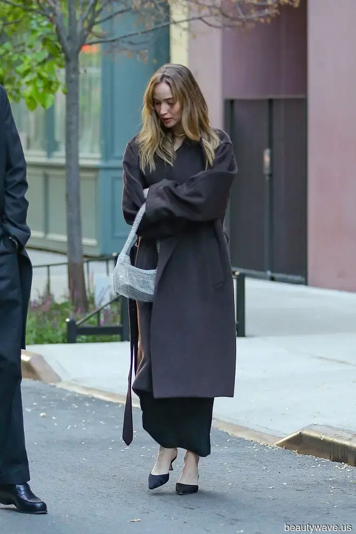 Nicht Ballerinas&mdash;Jennifer Lawrence hat ihr LBD mit einem noch eleganteren Schuh gestylt
